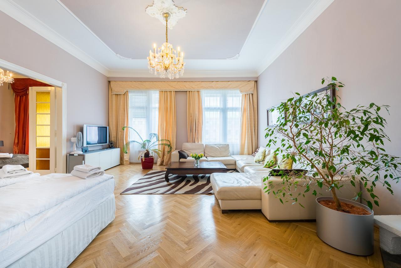 פראג Wenceslas Square Apartment מראה חיצוני תמונה