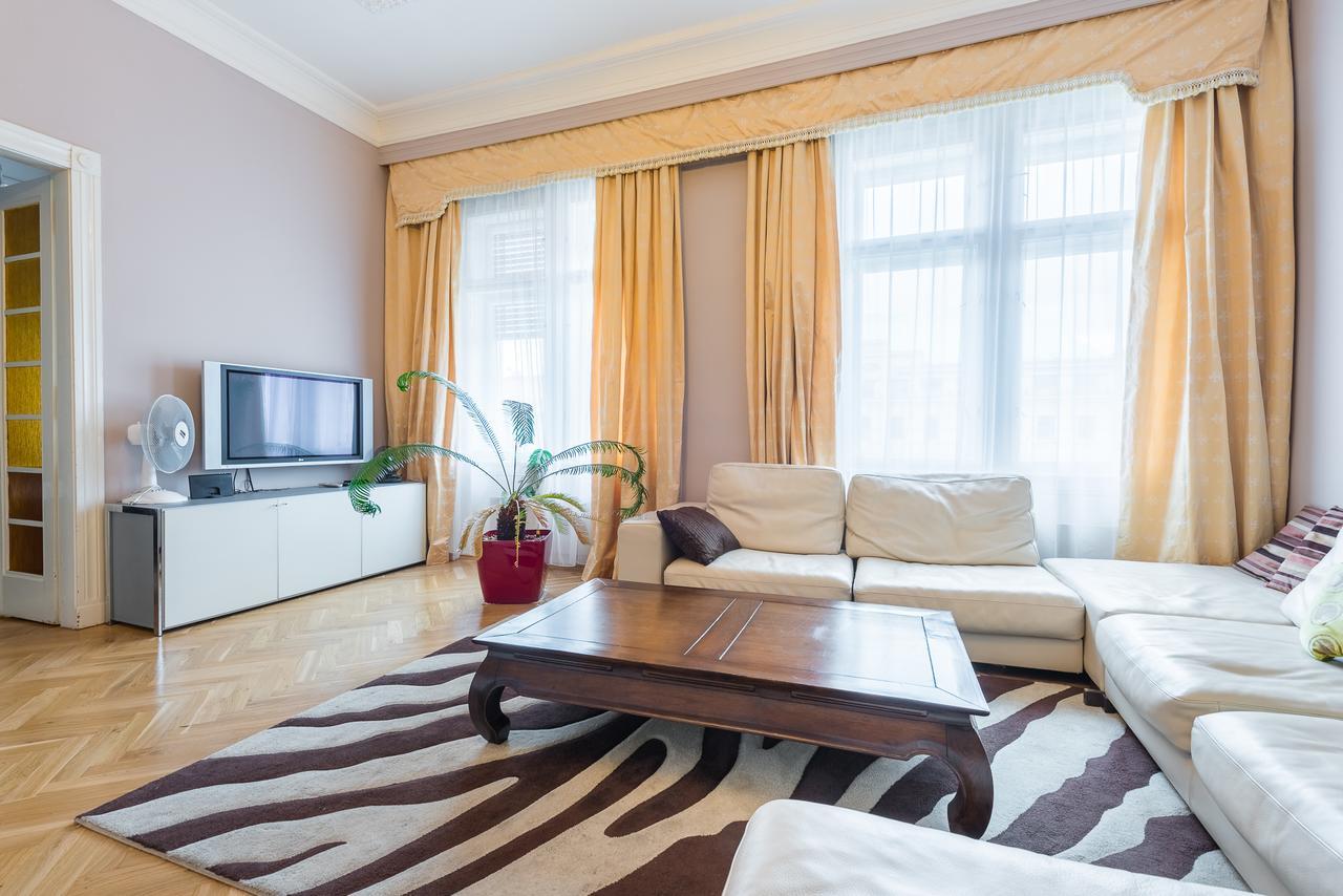 פראג Wenceslas Square Apartment מראה חיצוני תמונה
